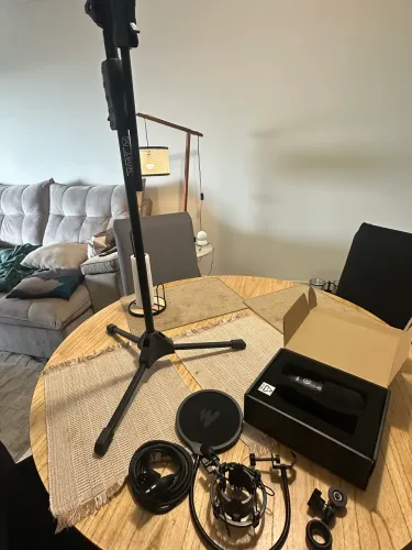 AKG P120 Microfone Condensador Profissional de Estúdio + Acessórios
