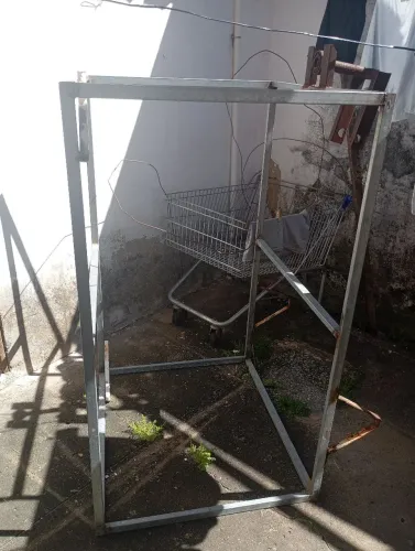 Quadrado de Metalon mais 02 pneus já com o eixo