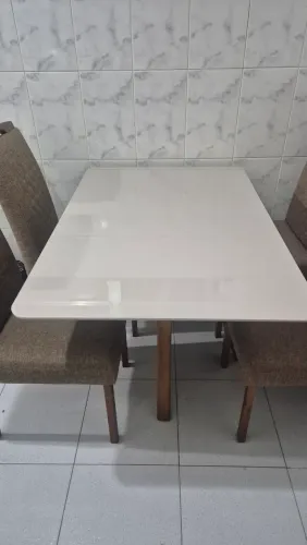 Mesa com 4 cadeiras
