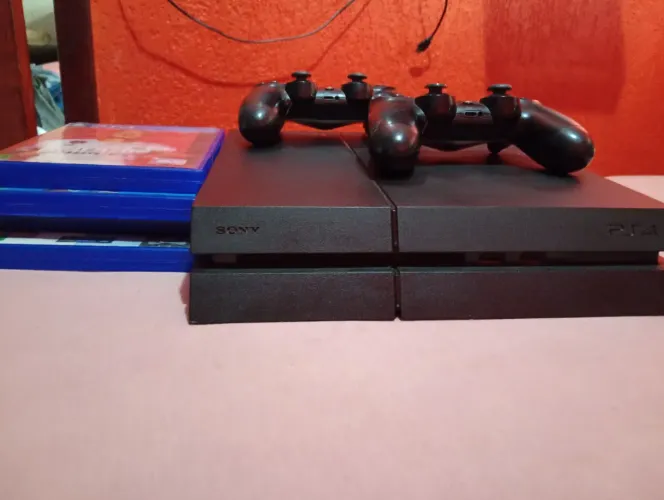 Ps4 bem conservado com 2 controles 4 jogos mídia física e uma conta recheada de jogos 