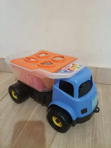 Caminhão com blocos de montar e encaixar