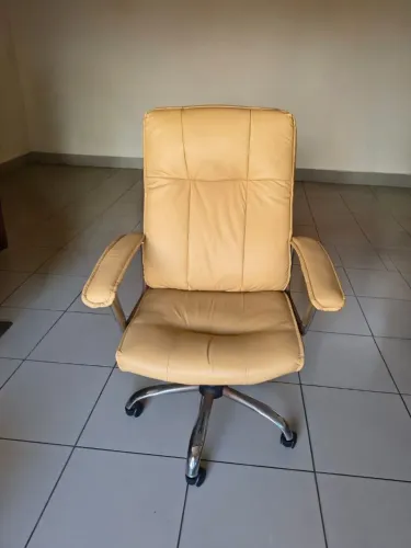 cadeira de escritório giratória estilo presidente na cor bege com base cromada
