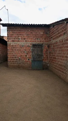 Vende-se uma casa