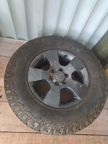 Pneu novo 245/70 r16 com roda da Frontier