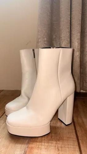 Bota branca ZARA tam 36