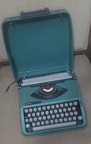 Máquina de escrever Olivetti