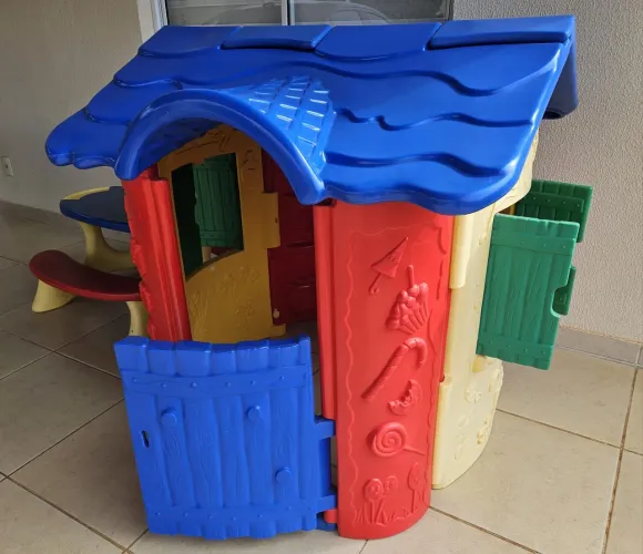 Vende casa e mesa de brinquedo