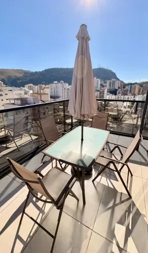 Conjunto completo varanda: Mesa de vidro, 4 cadeiras e ombrelone com capa e base para peso