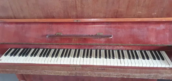 Piano de apartamento todo em madeira, feito a mão. Marca J Hoelzl. Teclas de marfim.