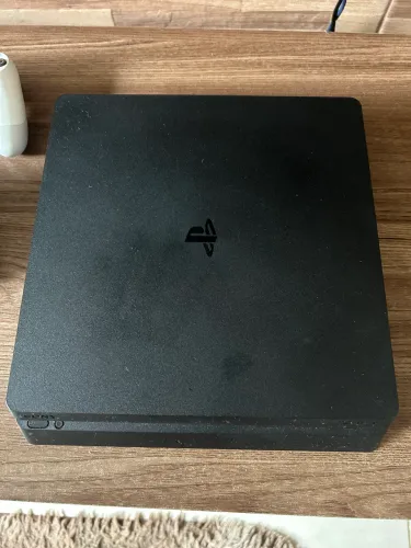 Vendo PlayStation 4 Usado com 2 controles