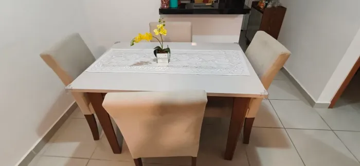 Mesa com 4 cadeiras