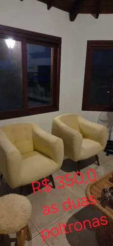 2 Poltronas pés palito