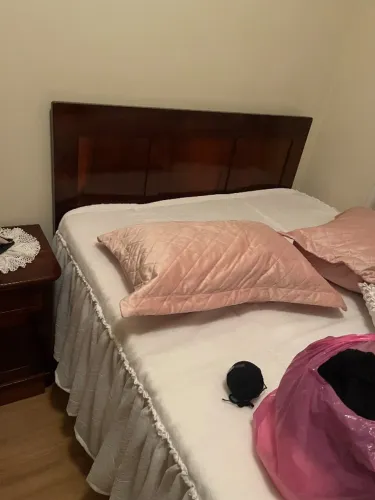Jogo de quarto contendo cama guarda-roupa criado mudo E penteadeira impecáveis 