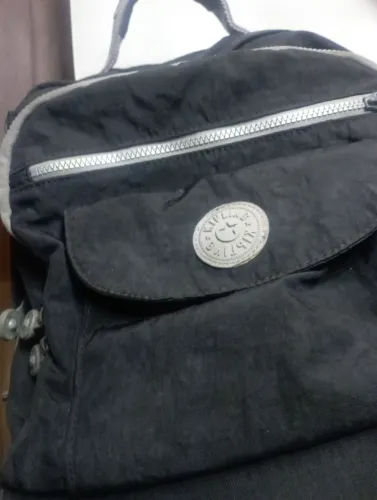 Mochila Escolar da marca Kipling 4 compartimentos c/rodinhas em perfeitas condições. 