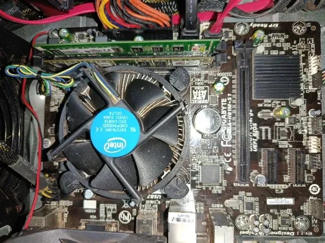 Kit Placa Mãe Gigabyte GA-H81M-S1 com espelho + Core i3 4ª Ger. + 8GB RAM