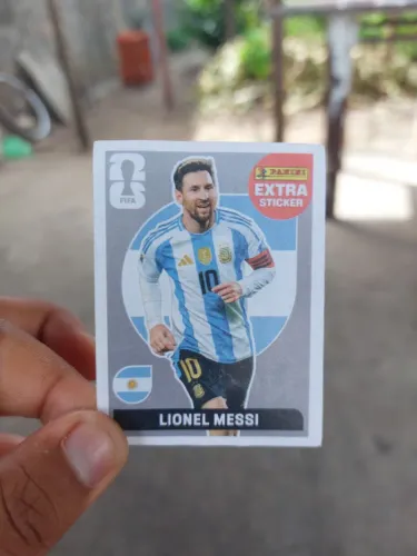 Vende-se figurinha original da copa