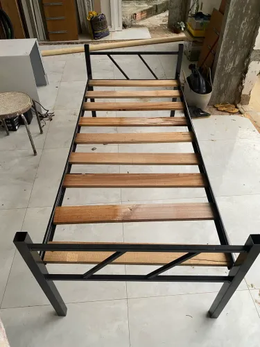 Cama de solteiro de ferro