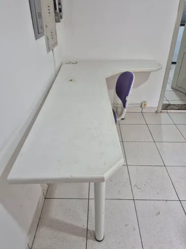 Bancada em L com 02 cadeiras 