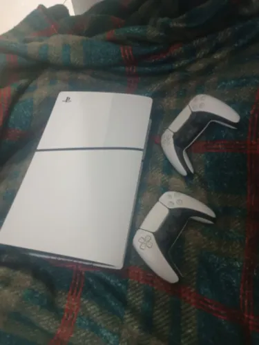 PS5 Slim Digital 1TB + 2 Controles DualSense