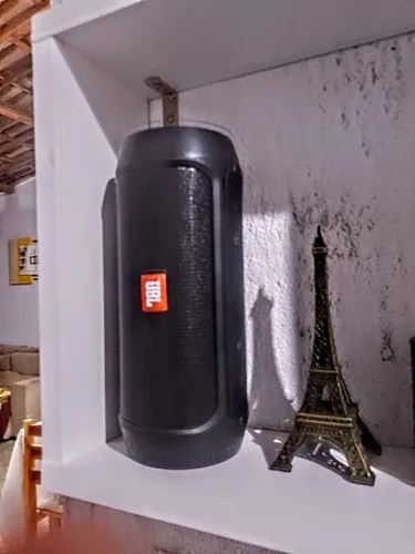 Caixinha jbl com o conector de carregador quebrado