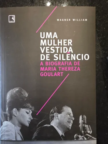 Uma Mulher Vestida de Silêncio