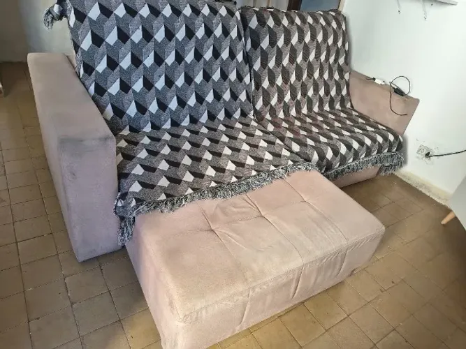 Sofá de sala retrátil.