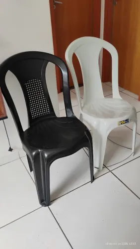 Cadeiras: branca e preta 