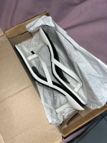 saltinho chinelo branco