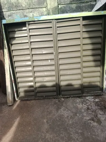 3 janelas e 1 porta 