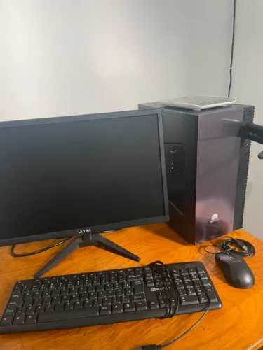 PC DE MESA COMPLETO, com MONITOR, CPU, TECLADO, MOUSE, MOUSEPAD E CONECTOR WIFI