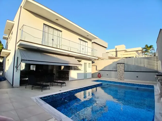 Sobrado mobiliado e decorado com ampla piscina aquecida á venda no Condomínio Terras de At