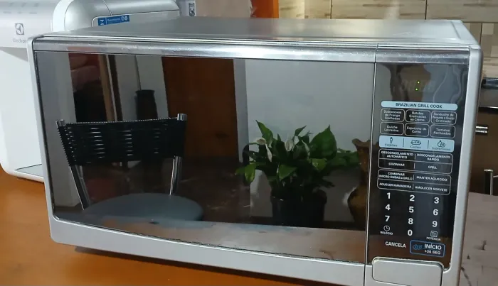 Microondas LG 110Vts/31Lts espelhado, moderno, de altíssima qualidade e durabilidade.
