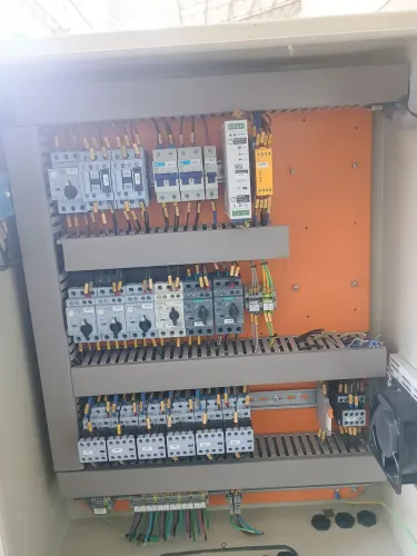 Quadro elétrico de comando.