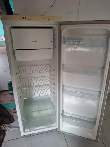Vendo geladeira gelando muitooo