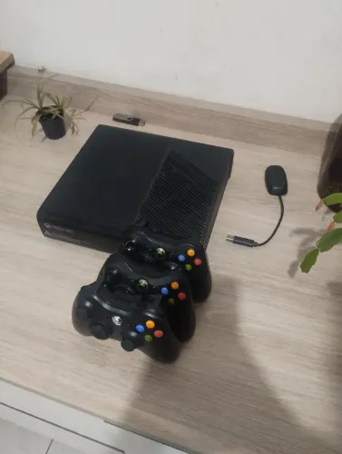 XBOX 360 SUPER SLIM +3 CONTROLES