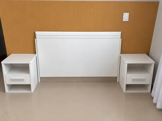 Cabeceira com criado-mudo e mesa de estudo