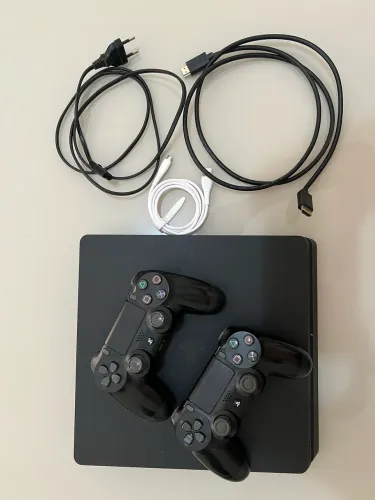 PS4 com 2 controles + cabos, funcionando perfeitamente