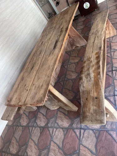 Vendo mesa de madeira com bancos