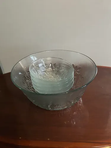 Cremeira e pratos para servir em vidro decorado.