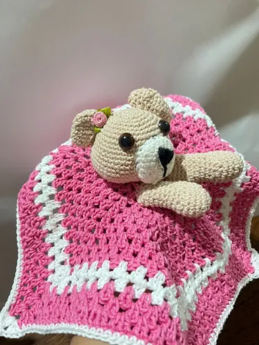? Naninha Ursinha em Crochê (Amigurumi) - Feita à Mão  Linda naninha artesanal com ursi