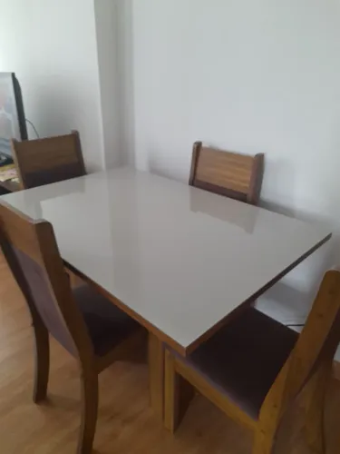 Mesa com 4 cadeiras