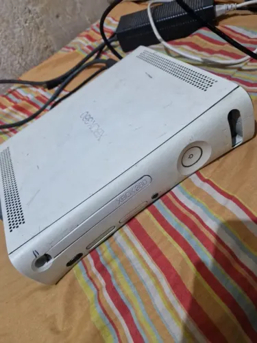 Xbox 360 branco só está sem controle pega tudo normal!