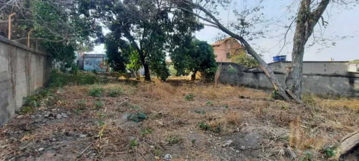 2 Lotes Juntos com Frente para 2 Ruas área Total 671 m2 - Valor R$ 500.000,00 - Bairro Jaq