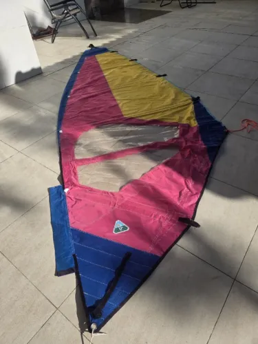Vela windsurf com pé-de-vela. Modelo Geribá.