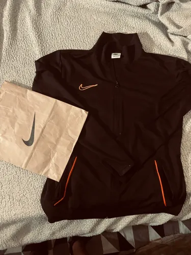 JAQUETA DRI FIT 2021 PRETO COM LARANJA COM ETIQUETA E SACOLA DA NIKE 