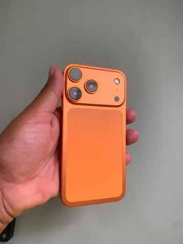 iPhone XS Max na carcaça do 17 Pro Max