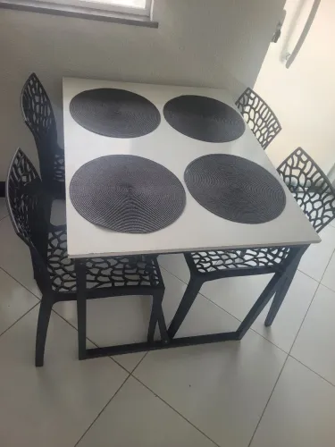 Vendo mesa com 4 Cadeiras coral