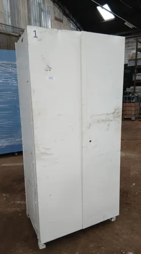ARMÁRIO 2 PORTAS (FECHADO) COM PRATELEIRAS
