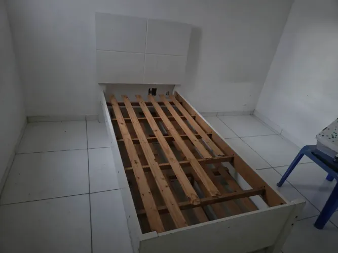 Vende-se uma cama de solteiro, uma mesa de escritório uma base pra cama de casal