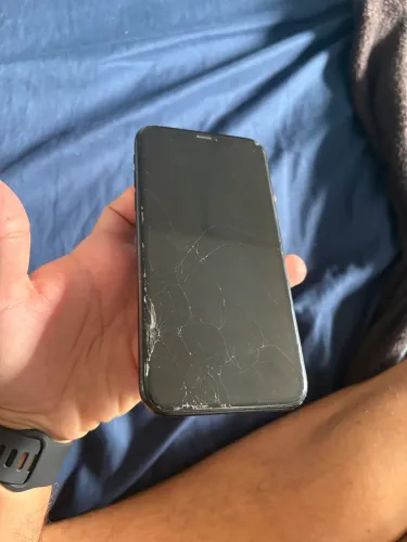 iPhone XR trincado